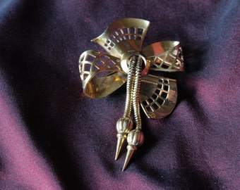 Gold Tone Vintage French 1890s-1940s Bow Brooch / Pin With Trombone Clasp
