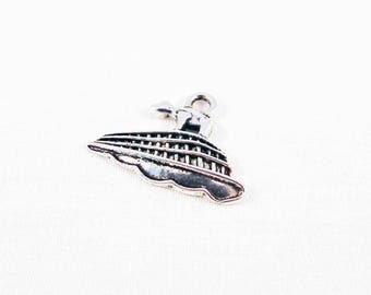 BVV43 - charm pendant 16mm X 21mm antique silver sailor Sea cruise