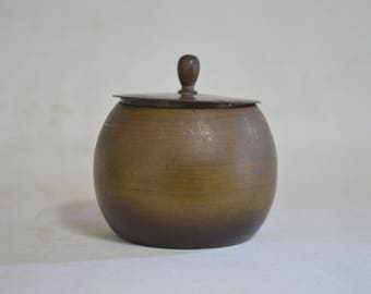 Brass 5022, lidded container