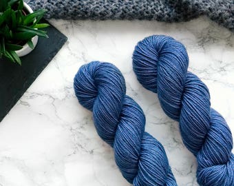 Hand dyed yarn, hand dyed dk yarn, handdyed yarn, handgefärbte Wolle, cashmere yarn, dk merino yarn, Featherfin PREORDER - Cornflower