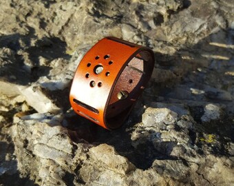 Vegetable tanned leather strap.