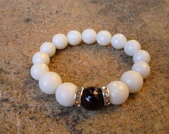 Agate bracelet, White bracelet, Stretch bracelet, Red Garnet bracelet, Yoga bracelet, Zen jewelry, Chakra bracelet, Gemstone bracelet