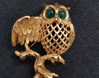 Vintage Napier signed gold tone owl brooch pin with jadeite eyes
