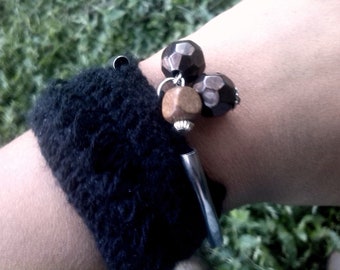 Crochet bracelet with black wool and wooden beads