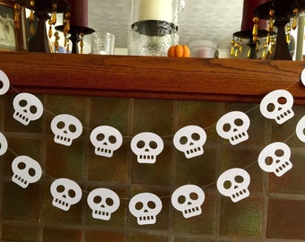 Paper SKULL Garland / Halloween Decor / 6ft White Skulls Garland / Day of the Dead / Halloween Party Decor /Halloween Garland / Halloween