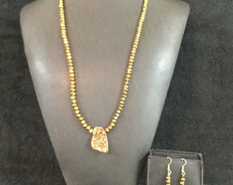 Necklace Set: Necklace and Earring Set. Gold Raw Druzy Pendant. Druzy Jewelry. Dangle Earrings. Gold beads.