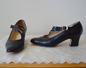 Last dance with Mary Jane Shoes ~ Vintage 1970's Black leather mary jane's size 6
