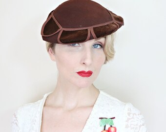 Vintage 1930s Hat / Felt / Cocoa brown / Slanted / Velvet petals