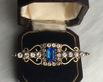 Lovely Antique Victorian Yellow metal + Sapphire Paste Bar Brooch marked 9 ct