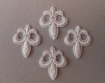 Set of 4 33 x 26 mm white lily flowers
