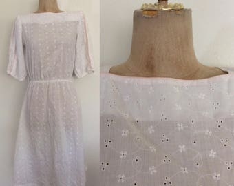 1980's White Eyelet Dress w/ Pink Piping Size XS Small by Maeberry Vintage