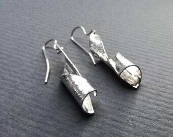 Hammered sterling silver earrings. Simple corkscrew silver dangle earrings. Minimalist corkscrew earrings. Scandinavian jewelry design.