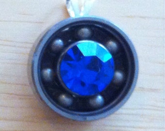 Large stone bearing necklace