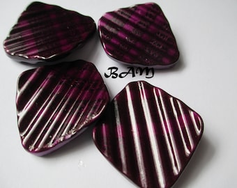 Set of 4 black raspberry pink wavy diamond 25mm - 30 mm beads.