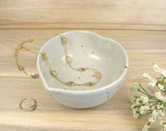Jewelry holder, Ring holder, Ring dish, Jewelry dish, Small pottery bowl, Heart bowl, Small gift for women
