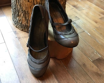 Mary janes - shoe - shoes - leather - grey - Bobbi Blu - 90s - size 7 1/2 inner soles 9 1/4 inches - heel 2 1/2 inches