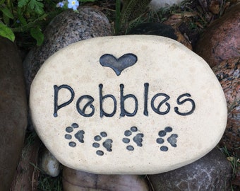 Personalized Pet memorial stone grave marker. Unique pet gravestone with Heart / Custom name / Paws. Handmade terracotta Beige color