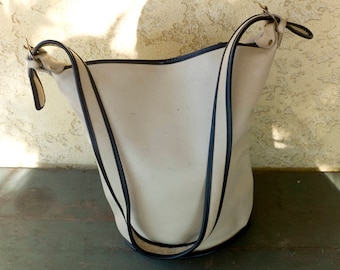 Vintage Off White Cream Leather Bucket Bag,Dove Bucket Bag,Large Bucket Bag,1980s Bucket,Crossbody Bag,Large Purse,Off White with Black Trim