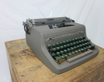 Beautiful 1952 Royal Quiet De Luxe Working Typewriter & Case!