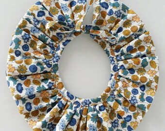 Flowery pierrot neck with pretty bow (removable)
