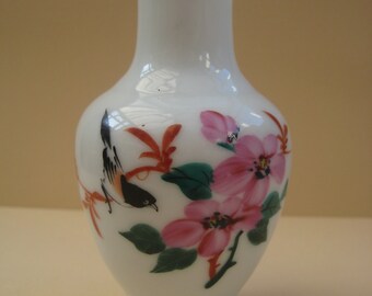 Vintage Small porcelain Oriental Chinese Vase, hand painted