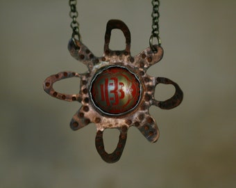 Metal flower necklace with tin