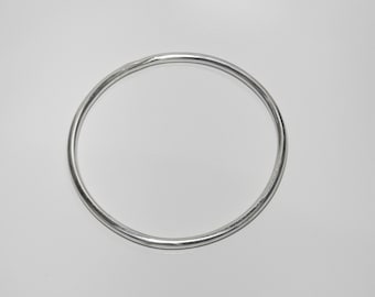 CIRCLE II Solid sterling silver hand-forged minimalist bracelet