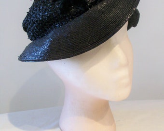 Delightful 1930s navy straw hat w/tilt brim Medium size