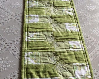 Leaf Table Runner, green table runner, fall table runner, quilted table runner, thanksgiving table runner, leaves runner