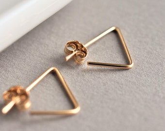 Triangle earrings. Minimalist gold earrings. Modern triangle earrings. Geometric earrings. Gold filled earrings. pease