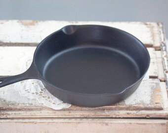 Lodge #6, 9" skillet in excellent condition, Manufactured in the 1950's, Cast Iron Pan
