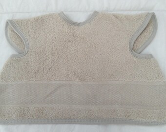 Bib covering embroidery colors: beige