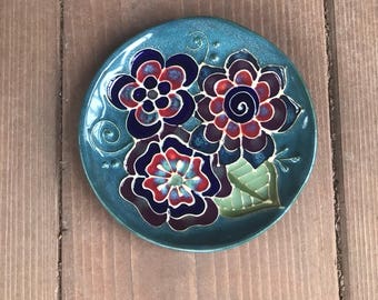 Wheel thrown and slip trailed spoon rest