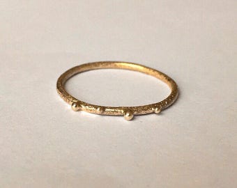 18ct / 18k solid gold textured bubble stacking ring