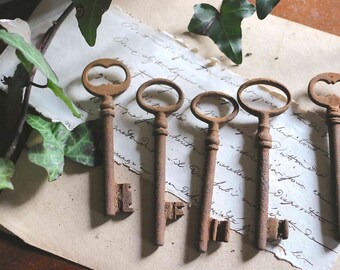 5 old french rusty keys : 3,6" long