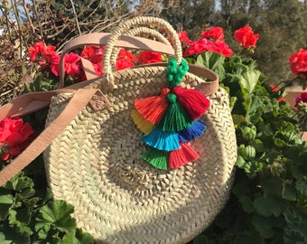 Round natural straw basket adorned with tassels-round carrycot