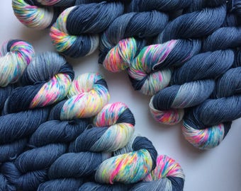 Hand dyed DK Heterochromia yarn Blue Faced Leicester supperwash 100g, BFL is a British breed.