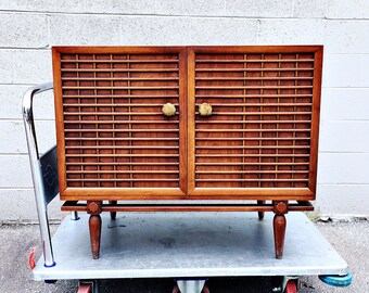Heritage Henredon Mid Century Modern Small Credenza with Unique Lattice Doors and Brass Knobs