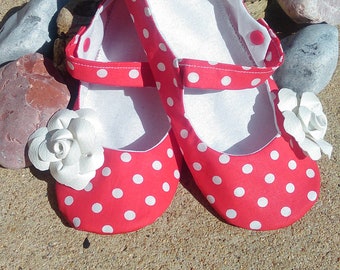 Slippers in red and white polka dots with pink strap