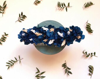 Tocado / semi-corona de flores azul oscuro con toques en blanco y beige // Ocean blue flower headpiece // bodas, novias e invitadas