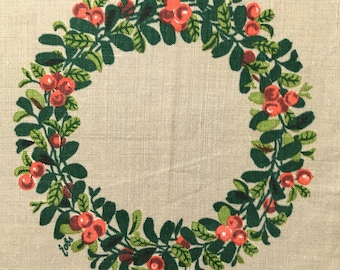 Gocken Jobs Small tablecloth / tablet printed with berry and leaf in a wreath from Sweden.