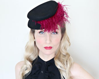 Vintage 1940s Hat / 40s Tilt Hat / Percher / Black felt / Pink Feather / 0 ring