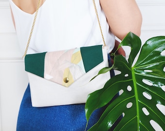 Bernadette: handbag made of off-white linen with a a flap made of green forest and tropical print cotton, golden chain