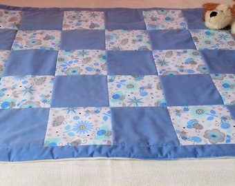 Blue baby blanket for boys' crib