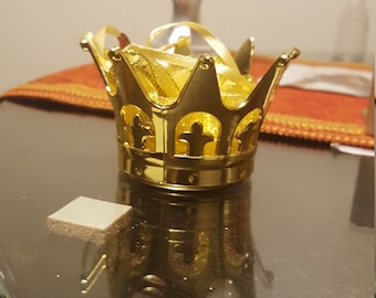 Fillable plastic gold crown party favor