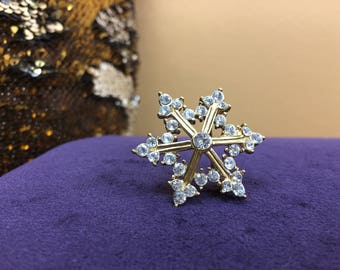 Vintage Rhinestone Star Brooch Irridecent White North Star Religious Shooting Star Christmas Holiday Goldtone Kitsch 50s Pinup Retro Space