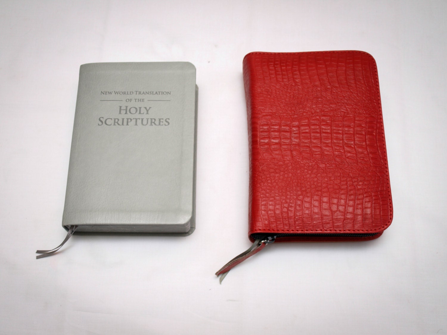 deluxe-standard-size-zip-bible-cover-red-leather-new-world