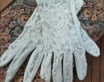 Vintage lace gloves/vintage gloves/lace gloves/bridal gloves/bridesmaid gloves/wedding gloves/evening gloves/formal gloves
