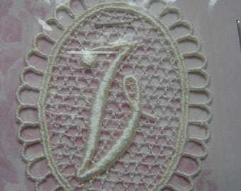 MONOGRAM ON LOCKET ECRU ¤ LETTER V