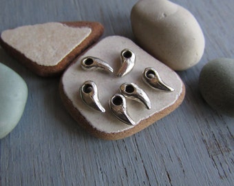 Antiqued silver beads, mini claw charm , tiny silver tooth, spacer, silver plated antiqued / pewter tone metal casting 9mm (12 beads) 7cs122